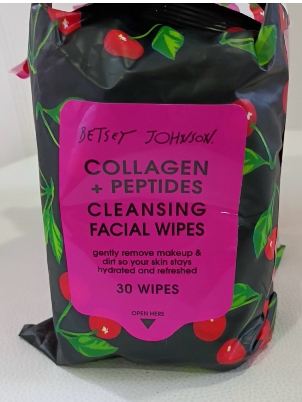 ๐ Betsey Johnson Cherry Vitamin C + Collagen Cleansing Facial Wipes - 4 Pack - Picture 3 of 4